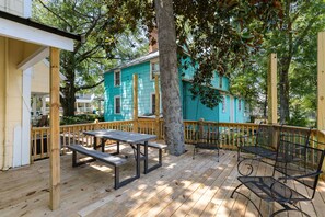 Outdoor dining - Close to USC & Ft Jackson; Walk to Paved Riverwalk Trail, Cafes & Pubs (West Columbia)