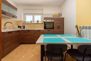 Refrigerador, parrilla de estufa y cafetera y tetera 