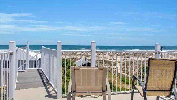 A balcony with two chairs overlooking a beach. - Pool, Hot Tub, 50 steps to sand, Pool table (St. Augustine)