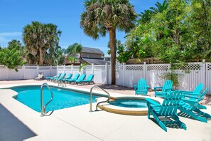 Una piscina al aire libre, una piscina climatizada