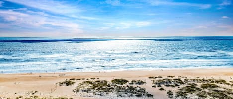 Sur la plage, chaise longue, serviettes de plage