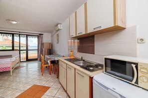 Kjøleskap, mikrobølgeovn, kokeplater og kaffetrakter/tekoker