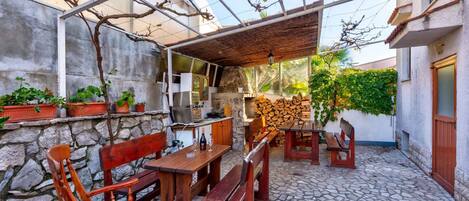 تناول الطعام بالخارج