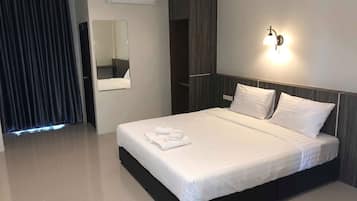 Basic Double Room | Hypo-allergenic bedding, minibar, desk, soundproofing