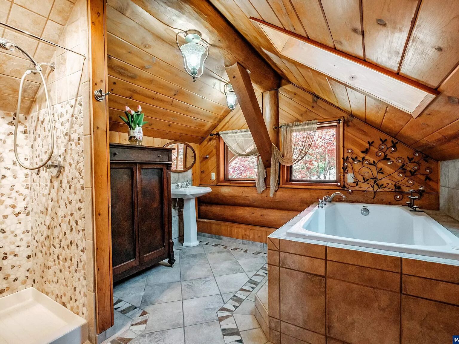 Badewanne, Whirlpool, Haartrockner, Handtücher