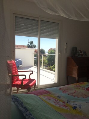 3 bedrooms, desk, iron/ironing board, travel cot