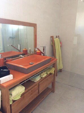 Sèche-cheveux, serviettes fournies, savon, shampoing