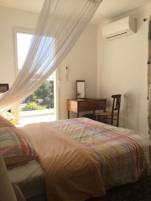 3 chambres, bureau, fer et planche à repasser, lit parapluie