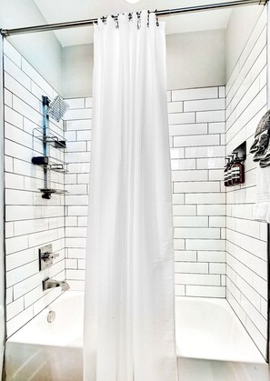 Bathtub, hair dryer, towels, soap - ★Best Views in Downtown★Stunning design, rooftop, near BROADWAY - 8 beds (Nashville)