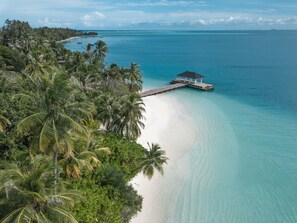 Playa privada, arena blanca, tumbonas y sombrillas