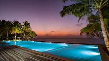 5 piscinas cubiertas, una piscina al aire libre, sombrillas, tumbonas