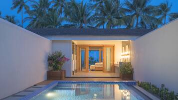 5 Innenpools, Außenpool, Sonnenschirme, Liegestühle