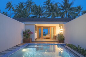 5 piscinas cubiertas, una piscina al aire libre, sombrillas, tumbonas