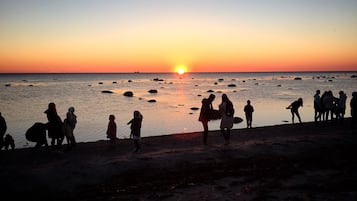 Sulla spiaggia, sabbia bianca, un bar sulla spiaggia