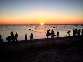 在海滩、白沙、间海滩酒吧
