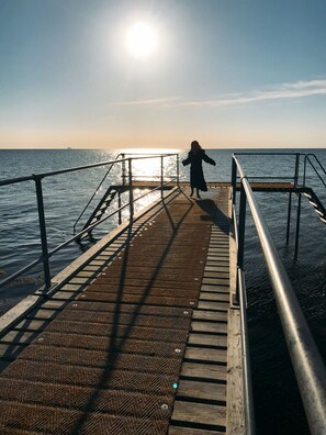 En la playa, playa de arena blanca y bar en la playa