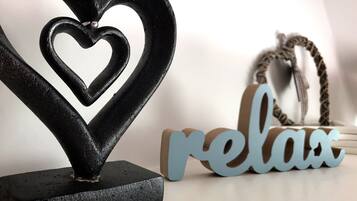 Una escultura decorativa con forma de corazón y un letrero que dice 'relax'.