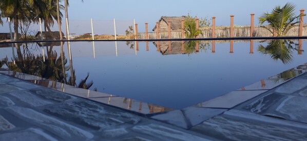 Una piscina al aire libre
