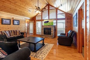 Flat-screen TV, fireplace, video games, Netflix - Luxury 8 BR With 180 Views! Close To Town! (Sevierville)