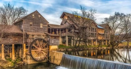 Luxury 8 BR With 180 Views! Close To Town!