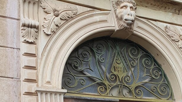 Una porta in legno decorata con intagli elaborati e un marchio temporale.