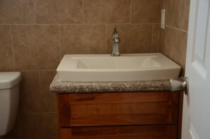 Comfort Villa | Bathroom | Towels - Creekside cottagges (Rolleville)