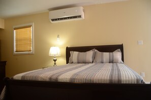 Comfort Villa | Individually decorated, individually furnished, iron/ironing board - Creekside cottagges (Rolleville)