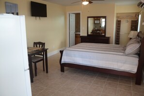 Comfort Villa | Individually decorated, individually furnished, iron/ironing board - Creekside cottagges (Rolleville)