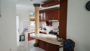 Private kitchen - Villa Kota Bunga Homey ( R9 / 14 Eindhoven ) (Bogor)