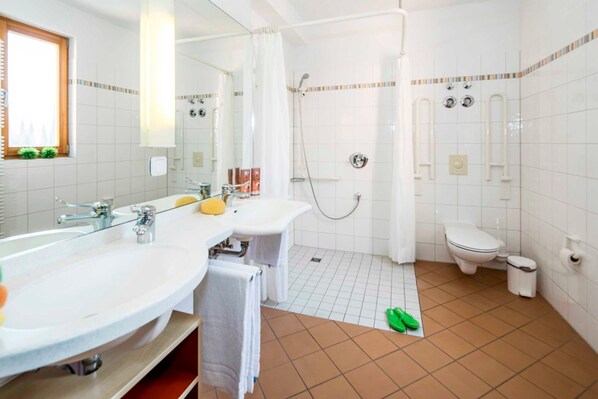 Dusche, Handtücher, Toilettenpapier