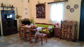 Dining - Το σπίτι της Ντόρας στο Ίστριο (Istrios)