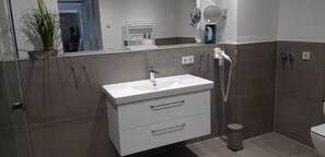 Ducha, secador de pelo, toallas y papel higiénico