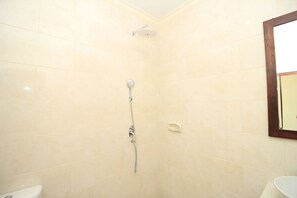 Deluxe Double Room, Balcony | Bathroom shower - Brata Cottage Bisma Ubud by Summer Stay (Ubud)