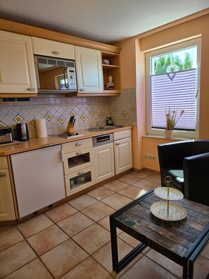 Kühlschrank, Mikrowelle, Geschirrspüler