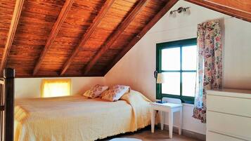 1 slaapkamer, een bureau, reisbedje, wifi