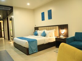 Habitación Deluxe | 1 dormitorio, escritorio, tabla de planchar con plancha