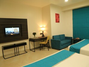 1 habitación, escritorio y tabla de planchar con plancha