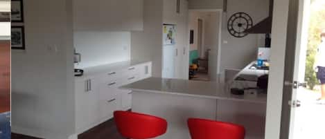 Een koelkast, een microgolfoven, een oven, een kookplaat