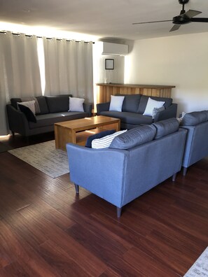 Smart-TV, Kamin, DVD-Player, Videothek