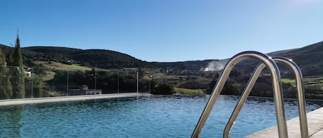 Una piscina al aire libre de temporada