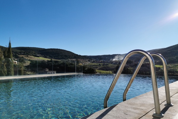 Hồ bơi ngoài trời phục vụ theo mùa