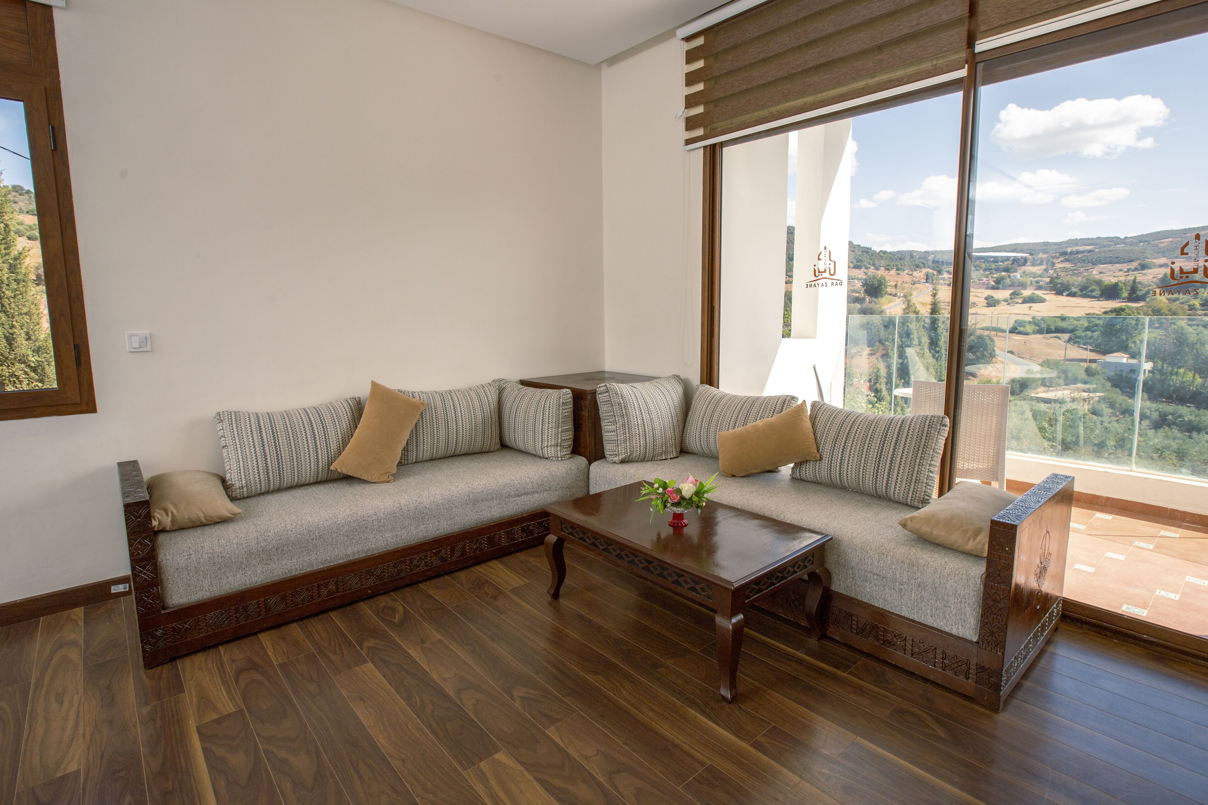 Senior Suite avec Terrasse | Living area | 32-inch LCD TV with satellite channels, TV