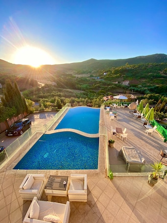 Una piscina al aire libre de temporada. Dar Zayane