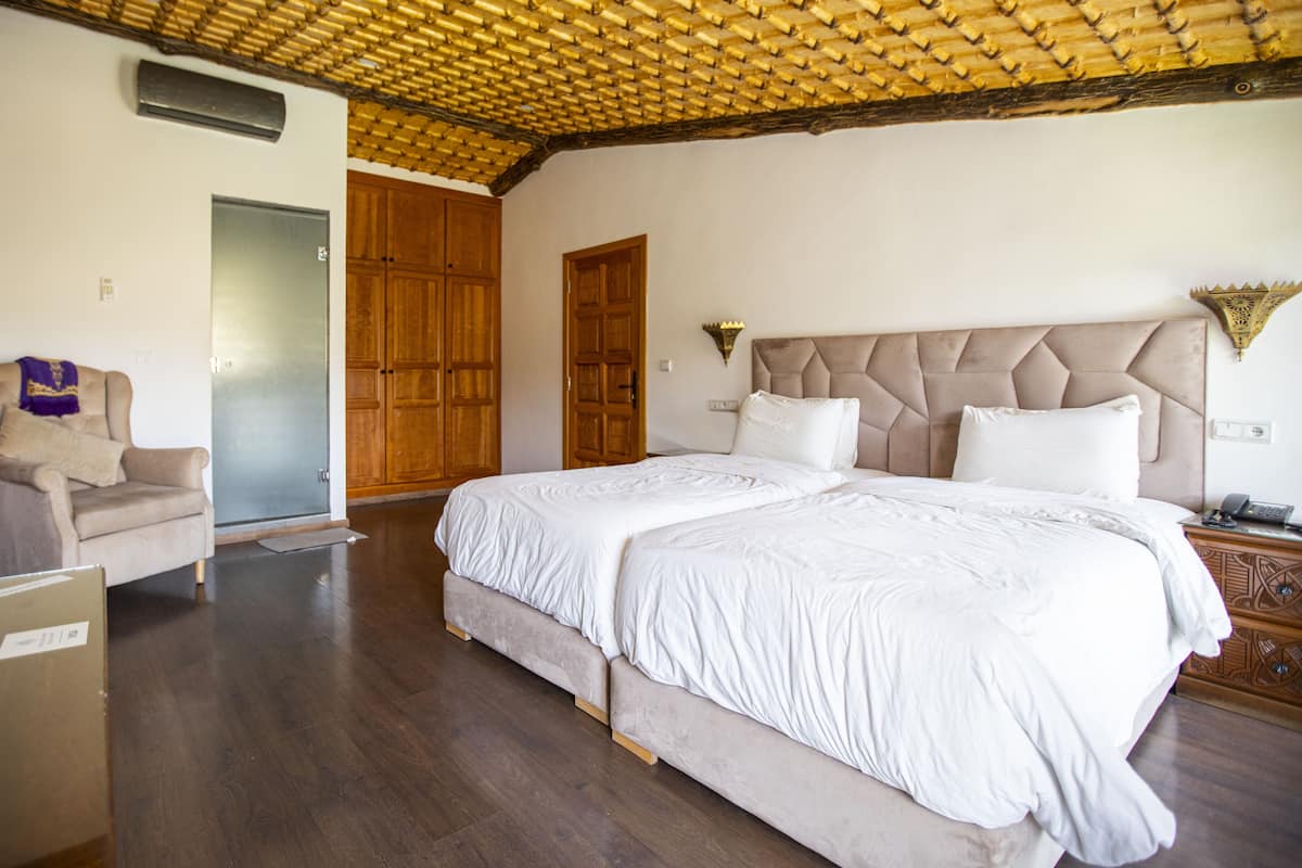 Chambre Twin vue sur Piscine | 1 habitación y caja de seguridad en la habitación