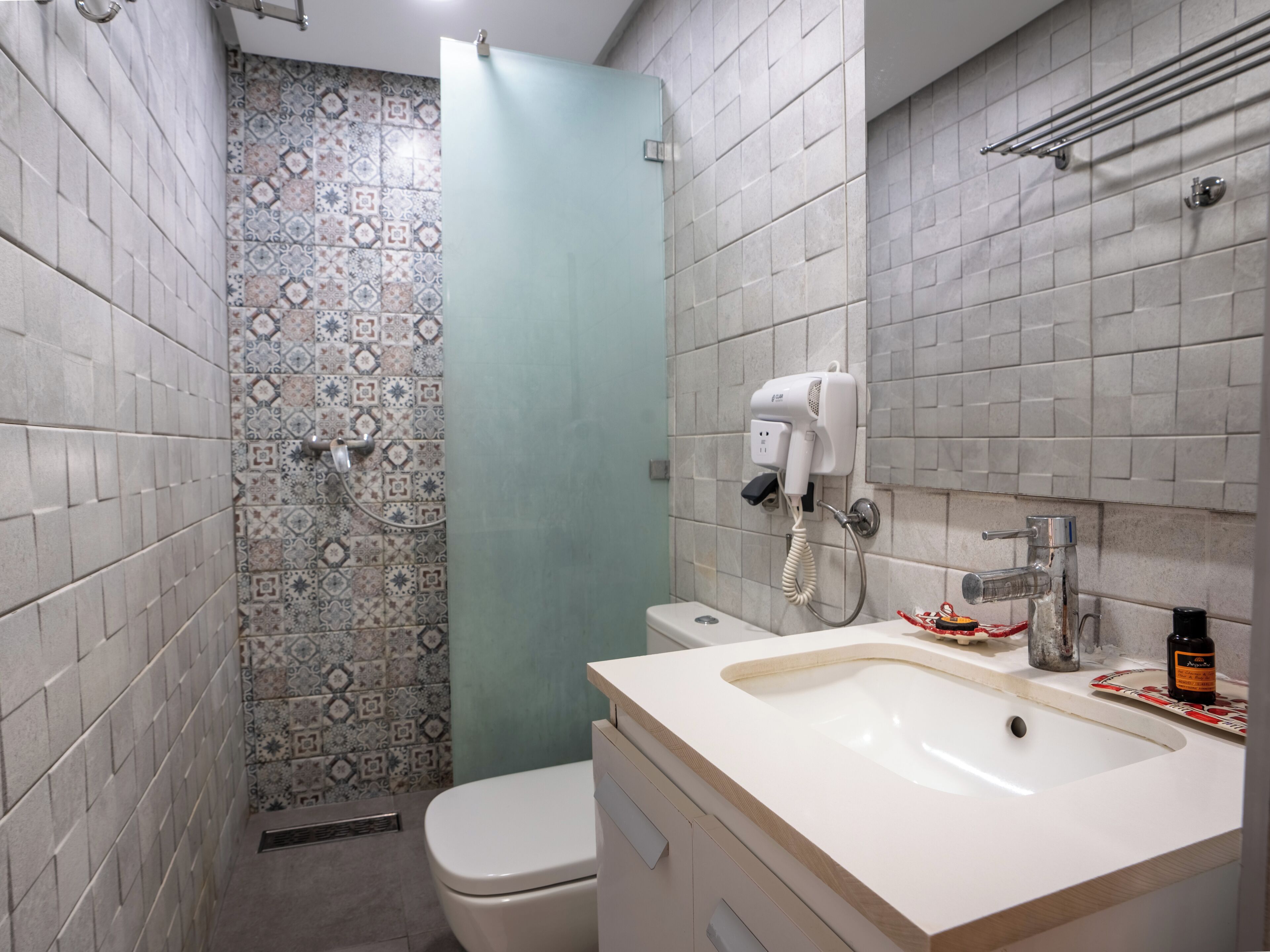 Un baño con inodoro, lavamanos y ducha.