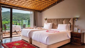 Chambre Twin vue sur Piscine | In-room safe, laptop workspace, blackout curtains, soundproofing