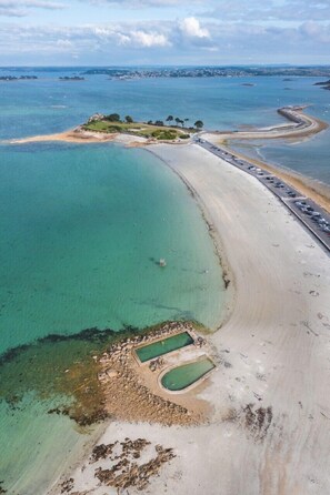 En la playa, sillas reclinables de playa