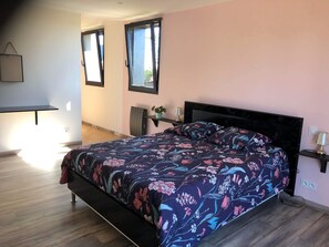 6 habitaciones, tabla de planchar con plancha, cuna de viaje y wifi 