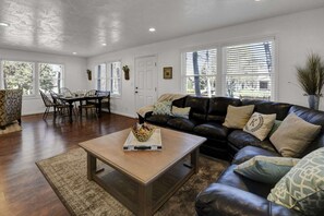 Smart TV, fireplace, books, stereo - Cozy farmhouse near Mountains: Free Ski Rental, Large Deck, ideal location for outdoor exploration! (Draper)