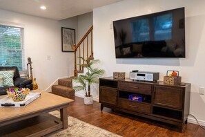 Älytelevisio, takka, kirjoja, stereot